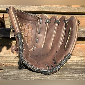 RAWLINGS UTILITY FIELDER BASEBALL GLOVE. R-throw.